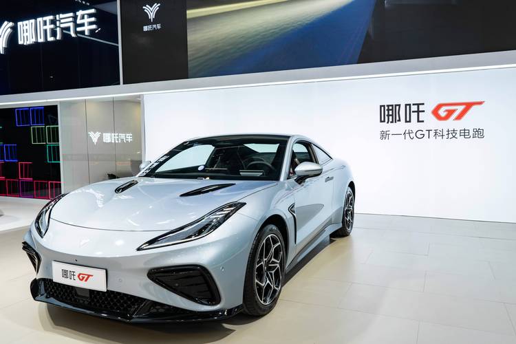 成都青白江区万宏悦企业管理咨询哪吒汽车在智能汽车领域的表现，领途汽车在新能源汽车市场中的影响力